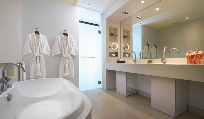 Amari Pattaya-Deluxe Ocean View Twin Bathroom 1_7949